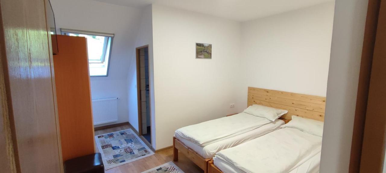Olt-Part Vendeghaz Hotel ไบเลตุชนาด ภายนอก รูปภาพ